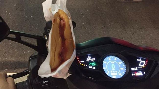 男友亂夾熱狗噴了　網友：回家吃他的