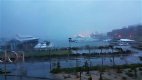 澎湖雷雨閃電交加　白晝宛如黑夜澎湖受到颱風環流與西南氣流影響，從30日晚間開始雨勢不停，澎湖本島與望安東吉島等雨量，均累積破100毫米，陣雨或雷雨還在持續。／中央社