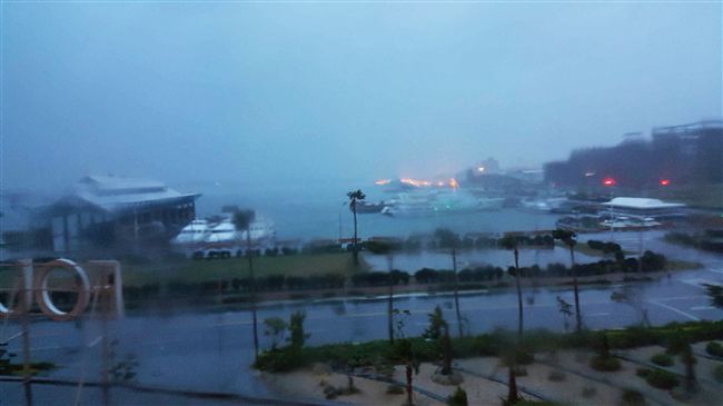 澎湖雷雨閃電交加　白晝宛如黑夜