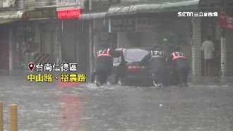 大半個台南都淹了　車拋錨道路現噴泉