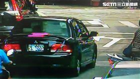 江女因先前轎車被拖吊，車牌被監理站查扣，後來弟弟借走車輛，歸還時已懸掛好車牌，警方循線追查竊盜案時，赫然發現大同分局對面竟停著此車，遂將江女帶回警局偵辦（翻攝畫面）