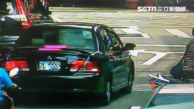 最危險即最安全？　她贓車臨停警局前