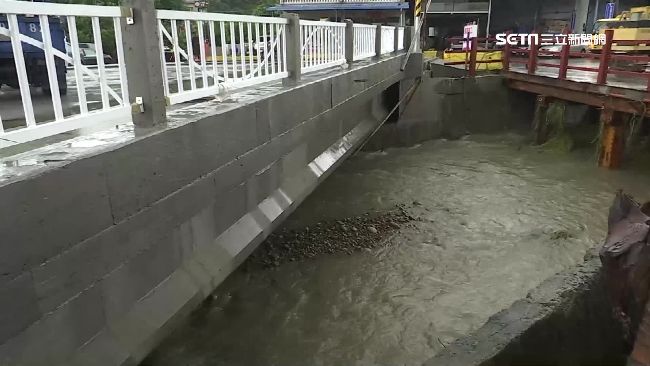 橋貼河面釀災？馬路變急流騎士險沖走