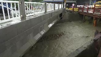 橋貼河面釀災？馬路變急流騎士險沖走