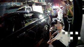 警方將2名竊嫌上銬逮捕。（圖／翻攝畫面）