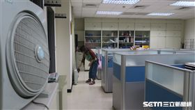 行政院下午一時到三時關冷氣，改吹電扇。（記者盧素梅攝）