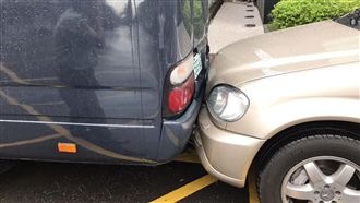 扯！女上兵酒駕呼呼睡　倒退撞爛賓士