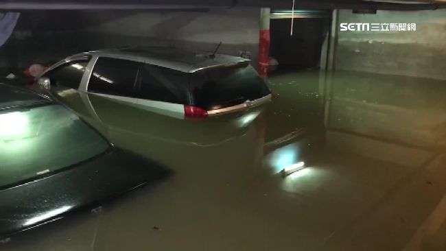 暴雨灌地下室　汽、機車慘變泡水車