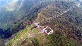 和平電廠輸電塔倒塌　估15工作天修復
颱風尼莎造成花蓮民營電廠和平電廠的輸電鐵塔倒塌，
電廠人員31日徒步進入山區，了解損壞情況，預估要15
工作天完成修復。圖為電廠輸電鐵塔倒塌空照情形。
（民眾提供）
中央社記者盧太城花蓮傳真　106年7月31日