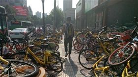 共享單車,大陸,地鐵站,腳踏車,共享經濟 圖／翻攝自華商報