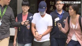 國防部李姓女上兵酒後駕駛軍用車，載一整車軍官至二殯公祭，未料車輛停在路旁休息時，往後滑動撞上賓士車，導致鄭姓車主的車頭毀損，李女酒測值高達0.67毫克，訊後依公共危險罪送辦（翻攝畫面）