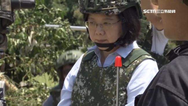 活靶在此？小英穿的戰術背心不能匿蹤