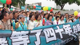 高雄市十全路打通覺民路工程31日下午通車，市長陳菊 （前左5）等人出席通車典禮；典禮後，陳菊帶領近千 民眾在開路鼓導引下步行，正式啟動十全路通車。 中央社記者王淑芬攝　106年7月31日