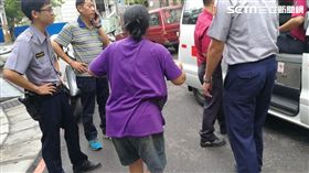 北投1名17歲少女，竟在自家廁所誕下1名健康女嬰，她擔心家人生氣，遂將女兒丟棄在中正街的像弄內，警方循線找到少女，訊後將他依遺棄罪送辦（翻攝畫面）