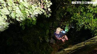 嘔吐墜6米橋下　雙腳卡樹倒吊待援
