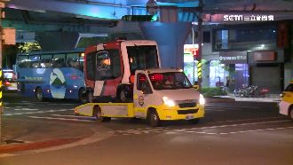 無人巴士深夜上街　民眾興奮直擊狂讚