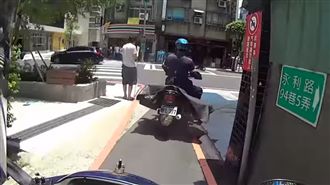 指揮哥助視障者過馬路　網讚：真英雄