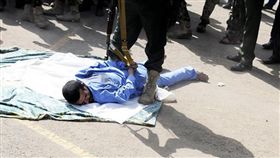 罪不可赦！葉門男「開齋」姦殺女童　遭當眾鞭刑再槍斃
圖/翻攝自The Sun