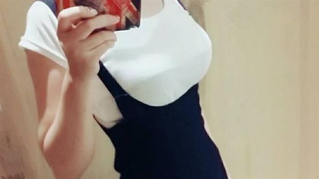 試穿吊帶裙撐爆了　巨乳妹大嘆好難過