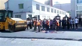 黑龍江行人遭壓路機輾斃／《生命警示錄》微信