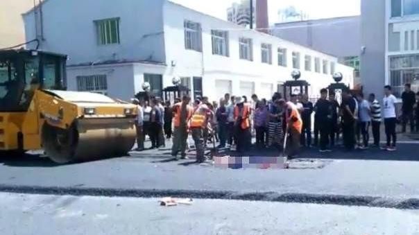 行人遭壓路機輾過　碎如「紙片」慘死