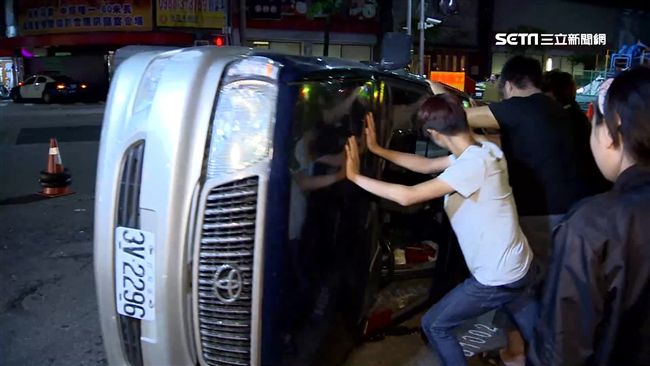 趕救災被撞到翻車　救難隊員受困車內