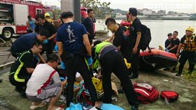 警消人員將婦人送醫急救。（圖／翻攝畫面）