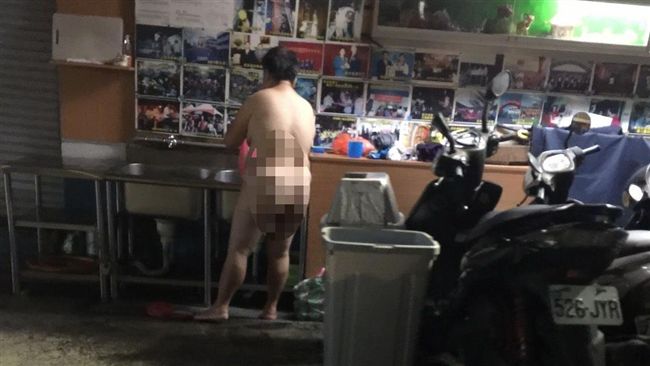 暗夜驚見肉彈大媽　當街脫光洗香香