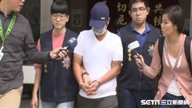 國防部李姓女上兵酒後駕駛軍用車，載一整車軍官至二殯公祭，未料車輛停在路旁休息時，往後滑動撞上賓士車，導致鄭姓車主的車頭毀損，李女酒測值高達0.67毫克，訊後依公共危險罪送辦（翻攝畫面）