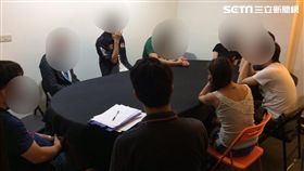 張男在颱風夜開設德州撲克賭場聚賭，原本打算海撈一筆，卻遭警方破門攻堅搜索，當場查扣賭金31700元及賭具一批等證物，並將張男及8名賭客帶回偵辦，訊後依賭博罪移送法辦（翻攝畫面）