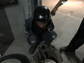 警方當場人贓俱獲將2嫌逮捕。（圖／翻攝畫面）