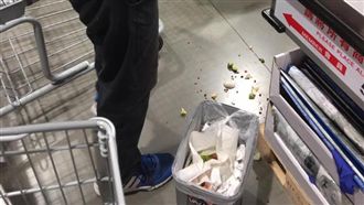 女兒打翻沙拉　媽媽扯謊怪賣場沒蓋好