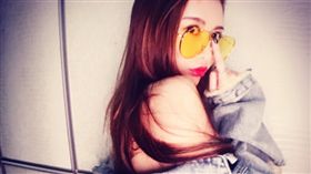 簡愷樂,蝴蝶姐姐,性感,牛仔外套,香肩,露肩/IG