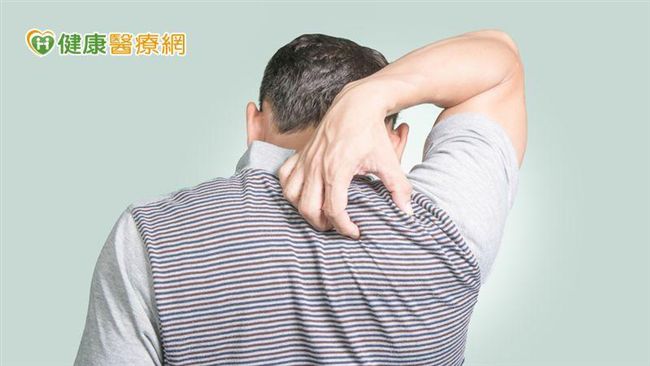 崩潰蕁麻疹！卡車司機抓癢常害車失控
