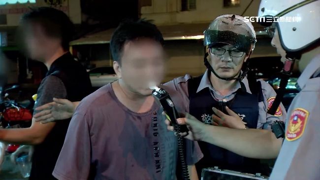 不滿前車龜速　酒駕男攔下員警私家車