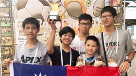 2017RoboCup機器人世界盃賽奪亞軍　王欣儀兒子梁峻瑋是小隊長（圖／翻攝自王欣儀臉書）