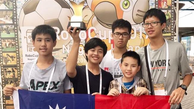 世界機器人賽奪亞軍　小隊長是她兒子