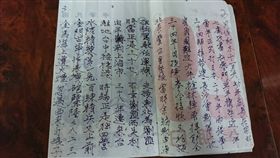 花蓮豐濱鄉96歲李基森將撕下的日曆紙，先用麻線裝訂
成小冊，之後再寫自傳、雜記、遊記等，花蓮縣榮民服
務處訪視發現後在臉書分享，見證近一個世紀的生命旅
程。（花蓮榮服處提供）中央社記者李先鳳傳真　106年7月27日