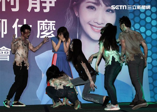 朱俐靜首波主打「真的沒聊甚麼」，一群活屍圍繞在她身邊，讓她驚魂失魄。（記者邱榮吉/攝影）