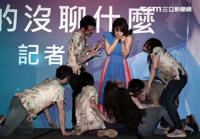 朱俐靜首波主打「真的沒聊甚麼」，一群活屍圍繞在她身邊，讓她驚魂失魄。（記者邱榮吉/攝影）