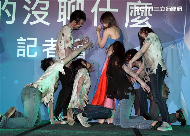 朱俐靜首波主打「真的沒聊甚麼」，一群活屍圍繞在她身邊，讓她驚魂失魄。（記者邱榮吉/攝影）