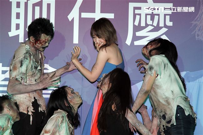朱俐靜首波主打「真的沒聊甚麼」，一群活屍圍繞在她身邊，讓她驚魂失魄。（記者邱榮吉/攝影）