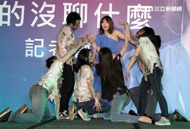 朱俐靜首波主打「真的沒聊甚麼」，一群活屍圍繞在她身邊，讓她驚魂失魄。（記者邱榮吉/攝影）