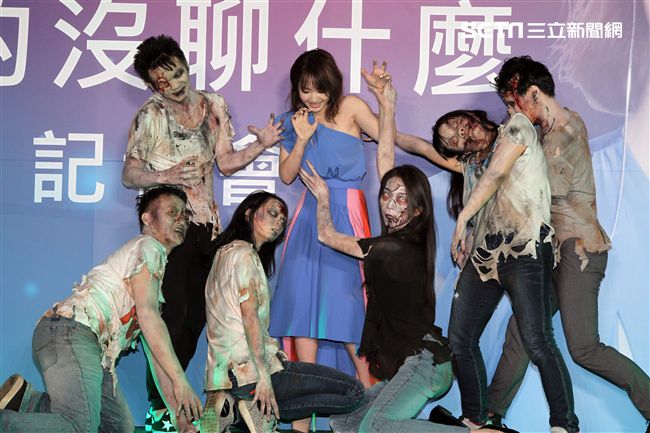 朱俐靜首波主打「真的沒聊甚麼」，一群活屍圍繞在她身邊，讓她驚魂失魄。（記者邱榮吉/攝影）