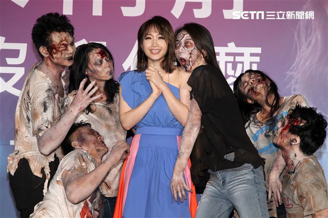 朱俐靜首波主打「真的沒聊甚麼」，一群活屍圍繞在她身邊，讓她驚魂失魄。（記者邱榮吉/攝影）