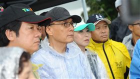 行政院長林全視察台南市港尾溝溪搶險工程。（行政院提供）