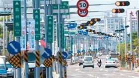 台南,紅綠燈,紅燈,罰單,路口,騎車,等待
（圖／翻攝自爆料公社）