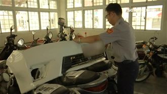 保險桿遭大水沖掉　車主仍狀況外