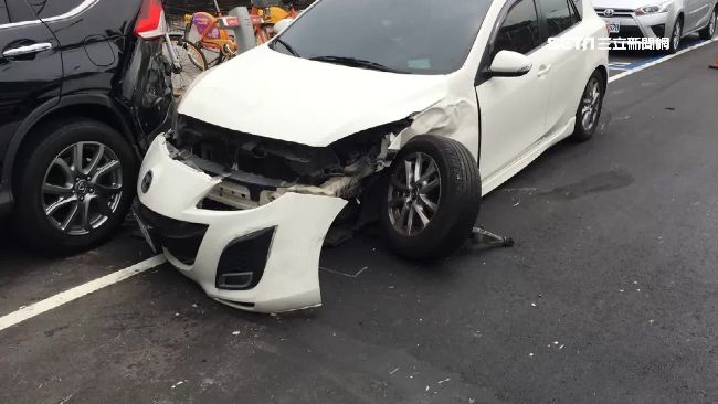 駕駛切車未看車況！遭後車追撞險翻覆