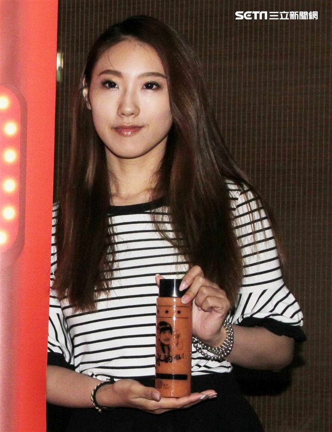 豬哥亮大兒子謝順福、女兒謝金晶宣布「豬哥亮ㄟ永恆歌廳秀｣的細節。（記者邱榮吉/攝影）